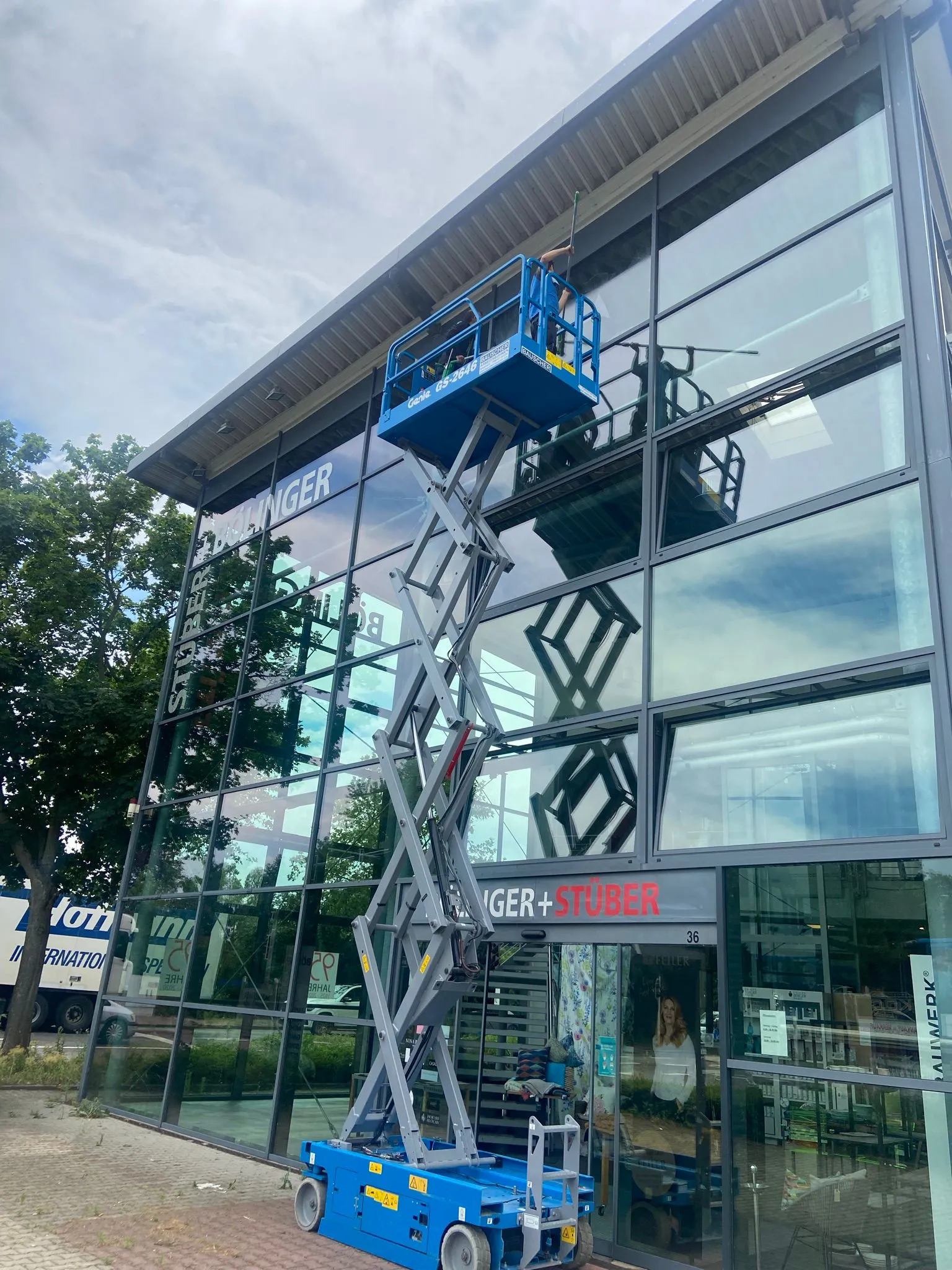 CSA Gebäudeservice - Fassadenreinigung mit Hebebühne in Mannheim